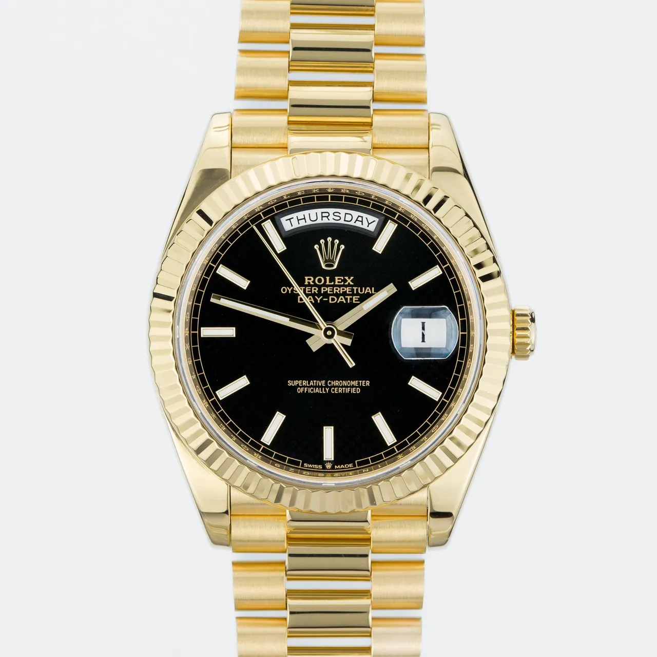 Rolex Day-Date 40 in yellow gold, champagne dial with fluted bezel