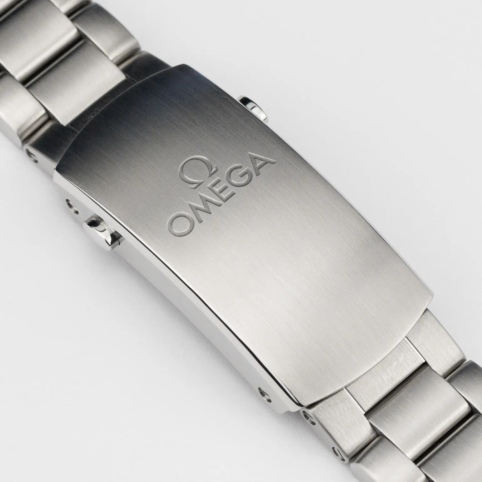 Planet Ocean 600M Master Chronometer Blue 43.5mm - Image 8