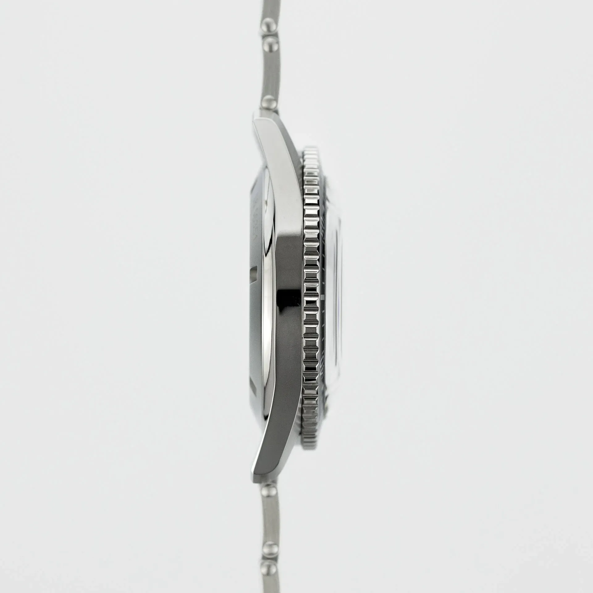 Divers Sixty-Five Green on Bracelet - Image 7