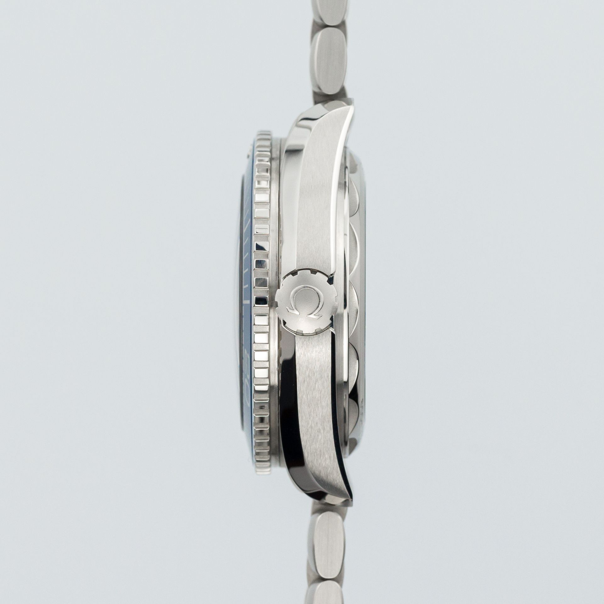Planet Ocean 600M Master Chronometer Blue 43.5mm - Image 4