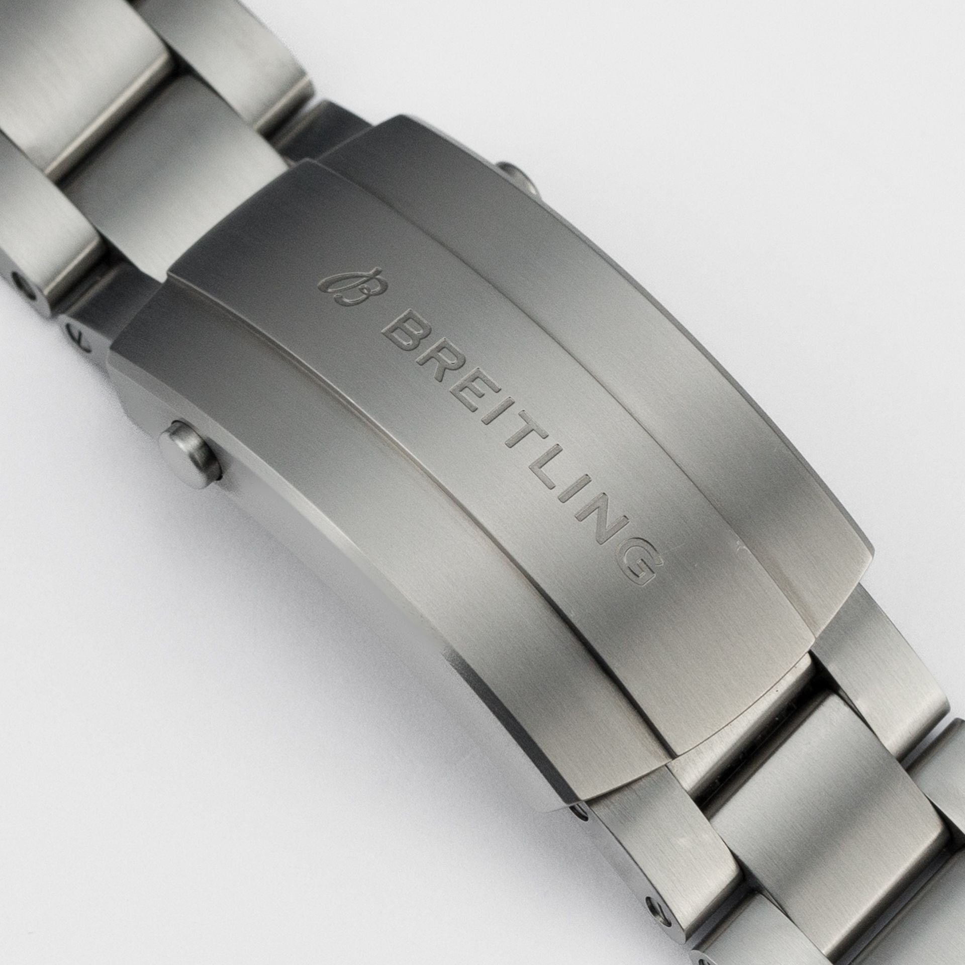 Super Avenger B01 Chronograph 46mm Titanium - Image 9