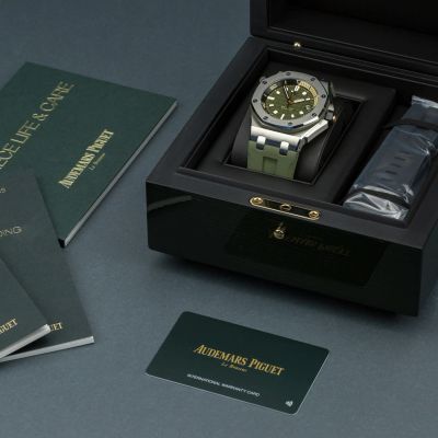 Audemars Piguet Royal Oak Offshore Diver 'Khaki Green' 15720ST.OO.A052CA.01 - Alternate view
