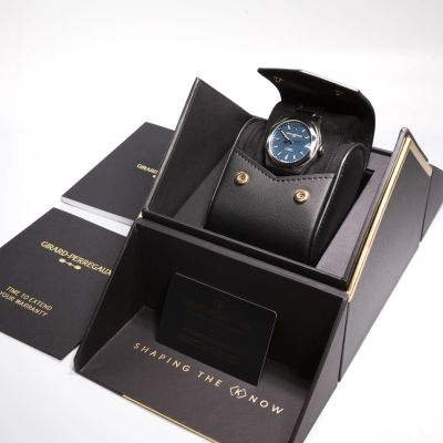 Girard-Perregaux Laureato 42mm Blue dial 81010-11-431-11A - Alternate view