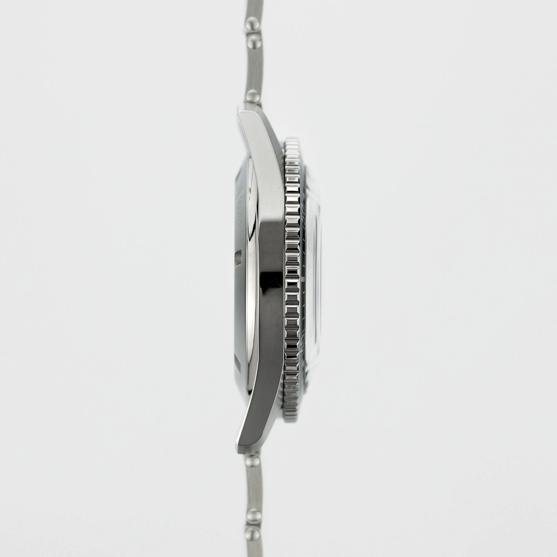 Divers Sixty-Five Green on Bracelet - Image 7