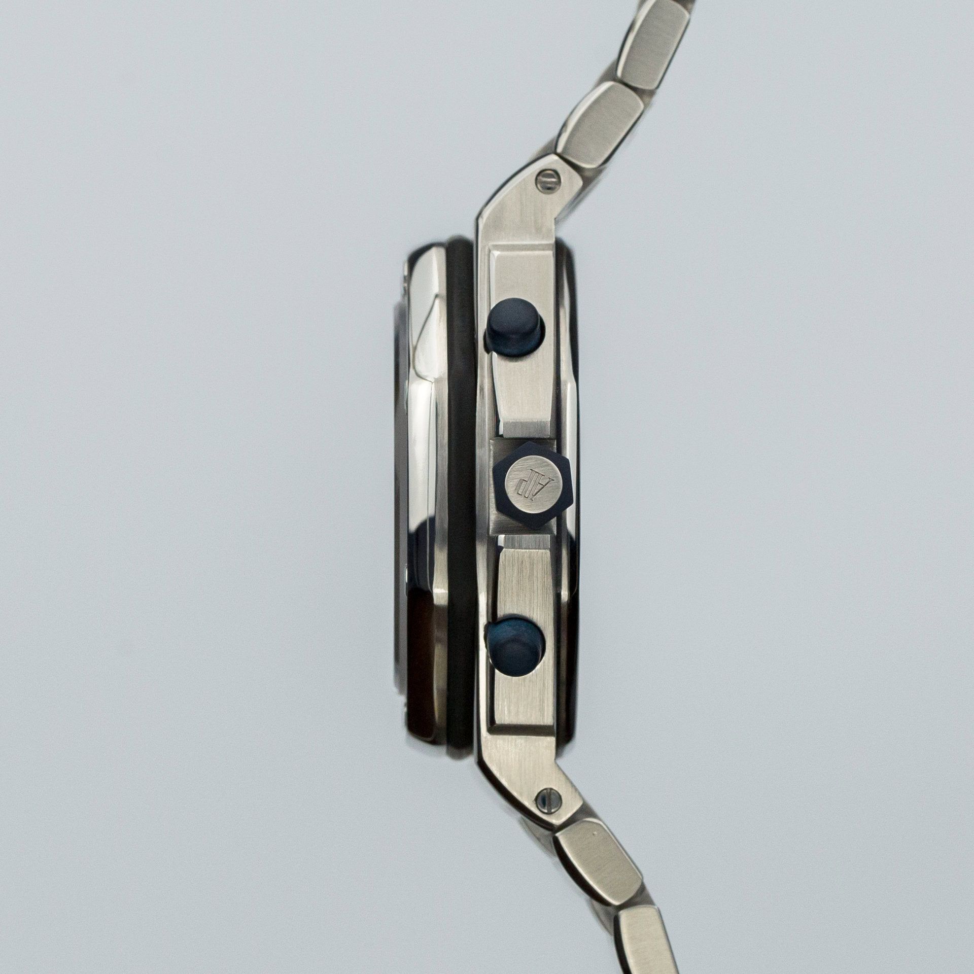 Audemars Piguet Royal Oak Offshore Chronograph "The Beast" 25721ST.OO.1000ST.01 steel Blue 2002 - Right side view