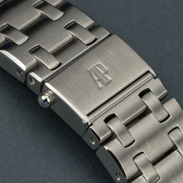 Audemars Piguet Royal Oak Offshore Chronograph "The Beast" 25721ST.OO.1000ST.01 steel Blue 2002 - Strap/bracelet view
