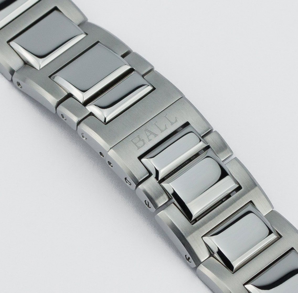 BALL Engineer III Marvelight Chronometer Ice blue NM9026C-S6CJ-IBE steel Blue 2024 - Strap/bracelet view