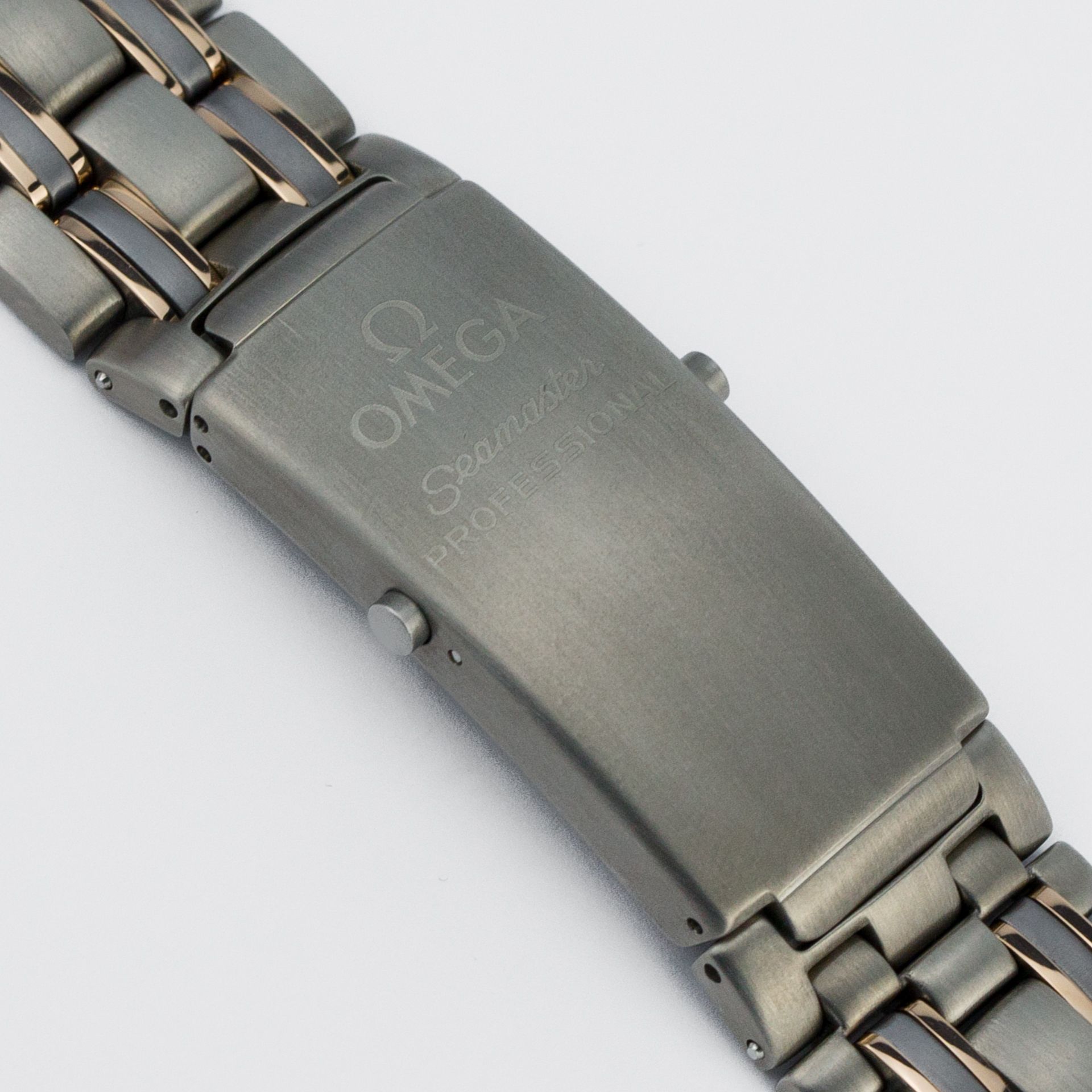 Omega Seamaster Chronograph Diver 41.5mm in Titanium and Red Gold 2296.80.00 titanium Blue - Strap/bracelet view