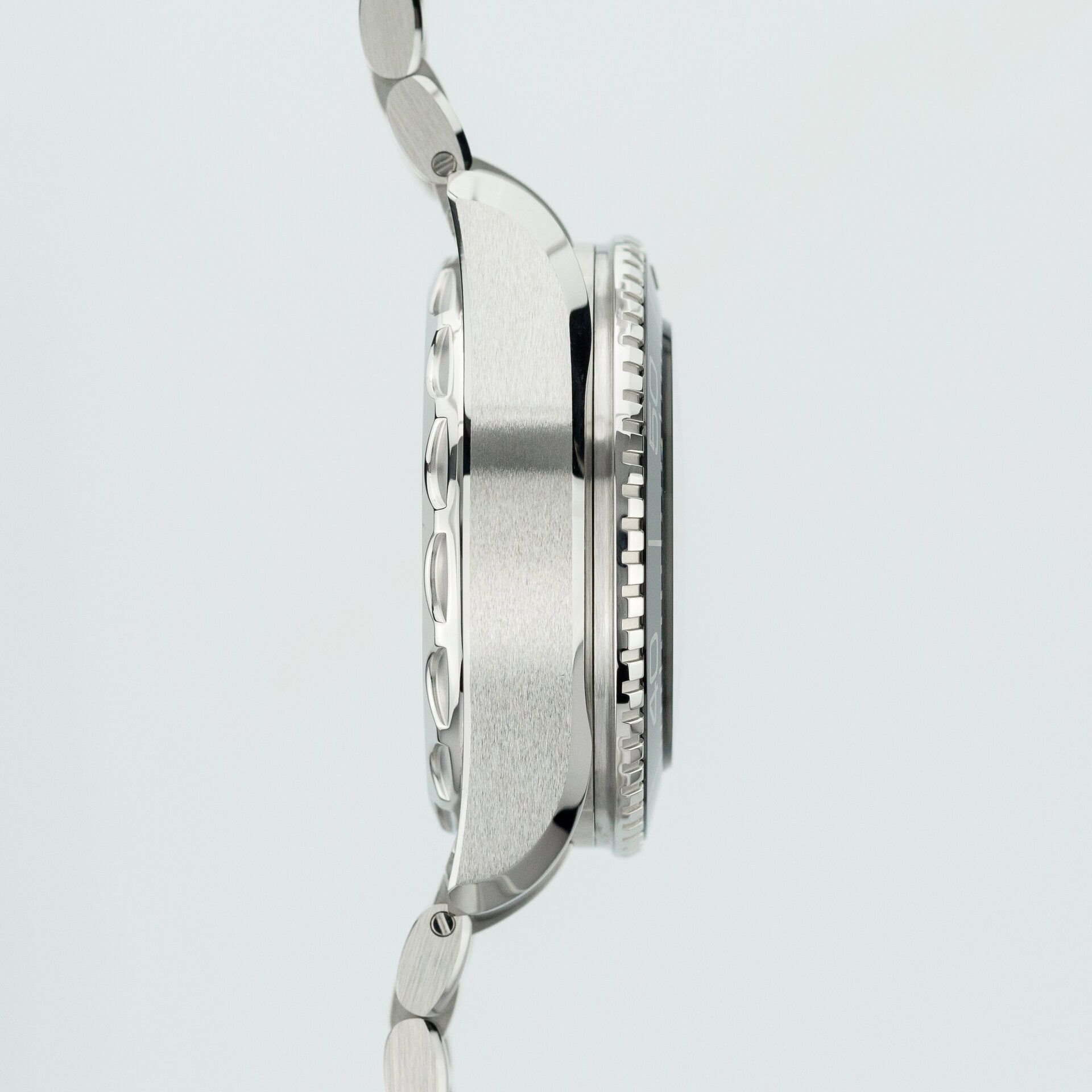 Omega Seamaster Planet Ocean Ultra Deep Blue 215.30.46.21.03.001 steel Blue 2023 - Left side view