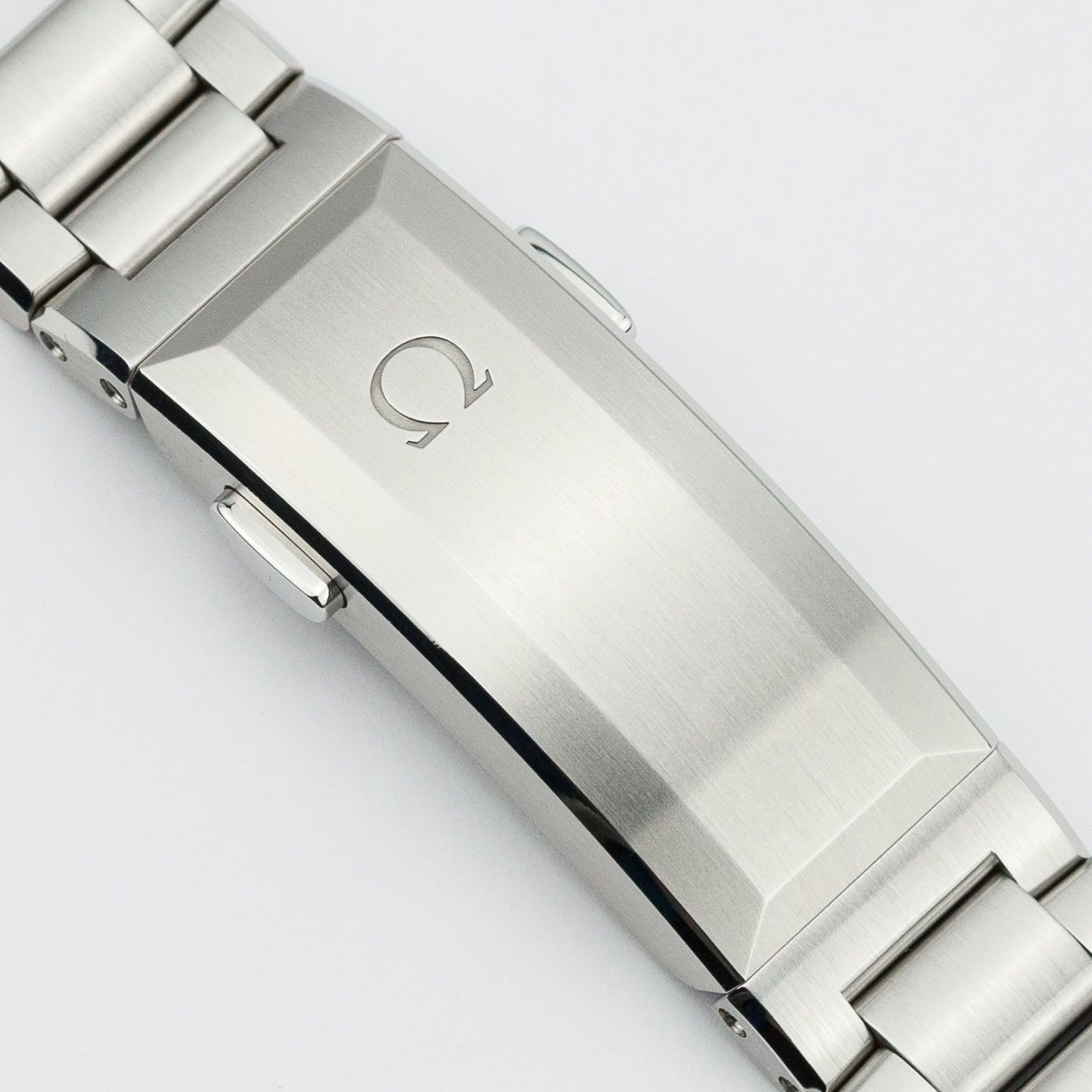 Omega Seamaster Planet Ocean Ultra Deep Blue 215.30.46.21.03.001 steel Blue 2023 - Strap/bracelet view