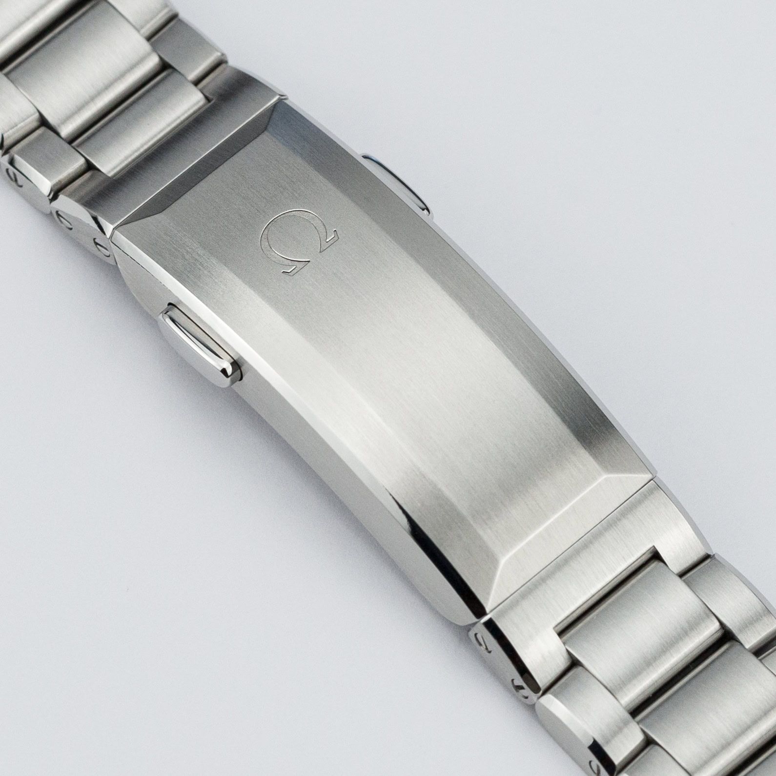 Omega Seamaster Planet Ocean Ultra Deep 6000M O-Megasteel 215.30.46.21.06.001 steel Grey 2024 - Strap/bracelet view