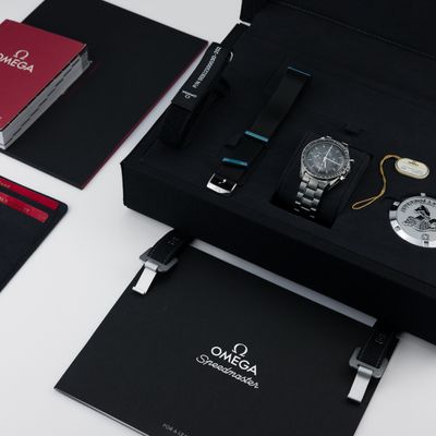 Omega Speedmaster Professional Moonwatch Hesalite 311.30.42.30.01.005 - Alternate view
