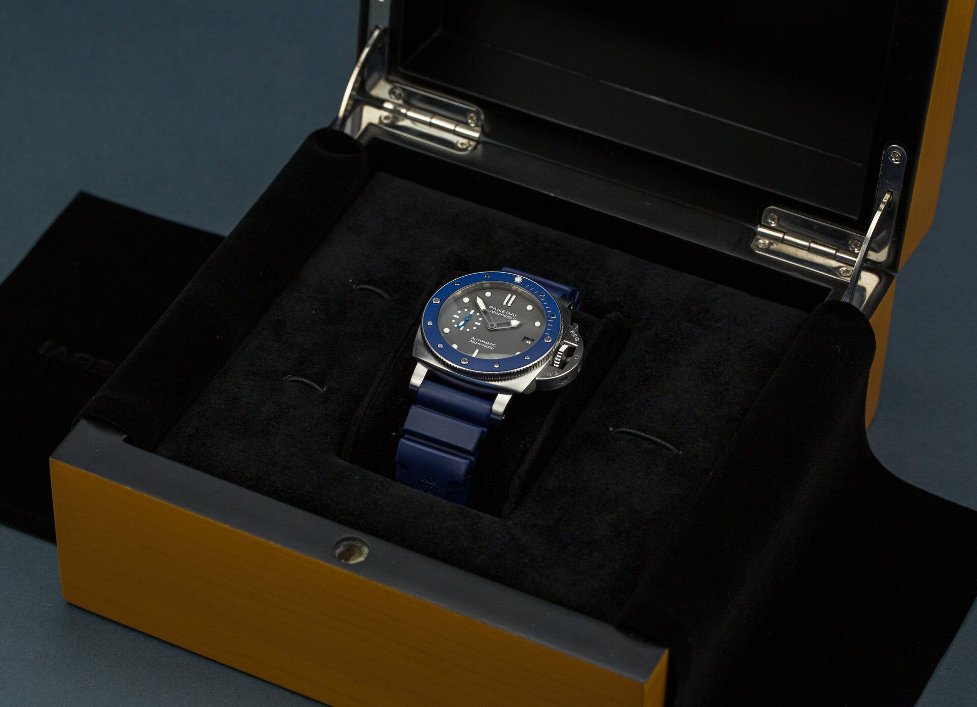 Luminor Submersible Shark Grey Dial & Blue Ceramic - Image 2