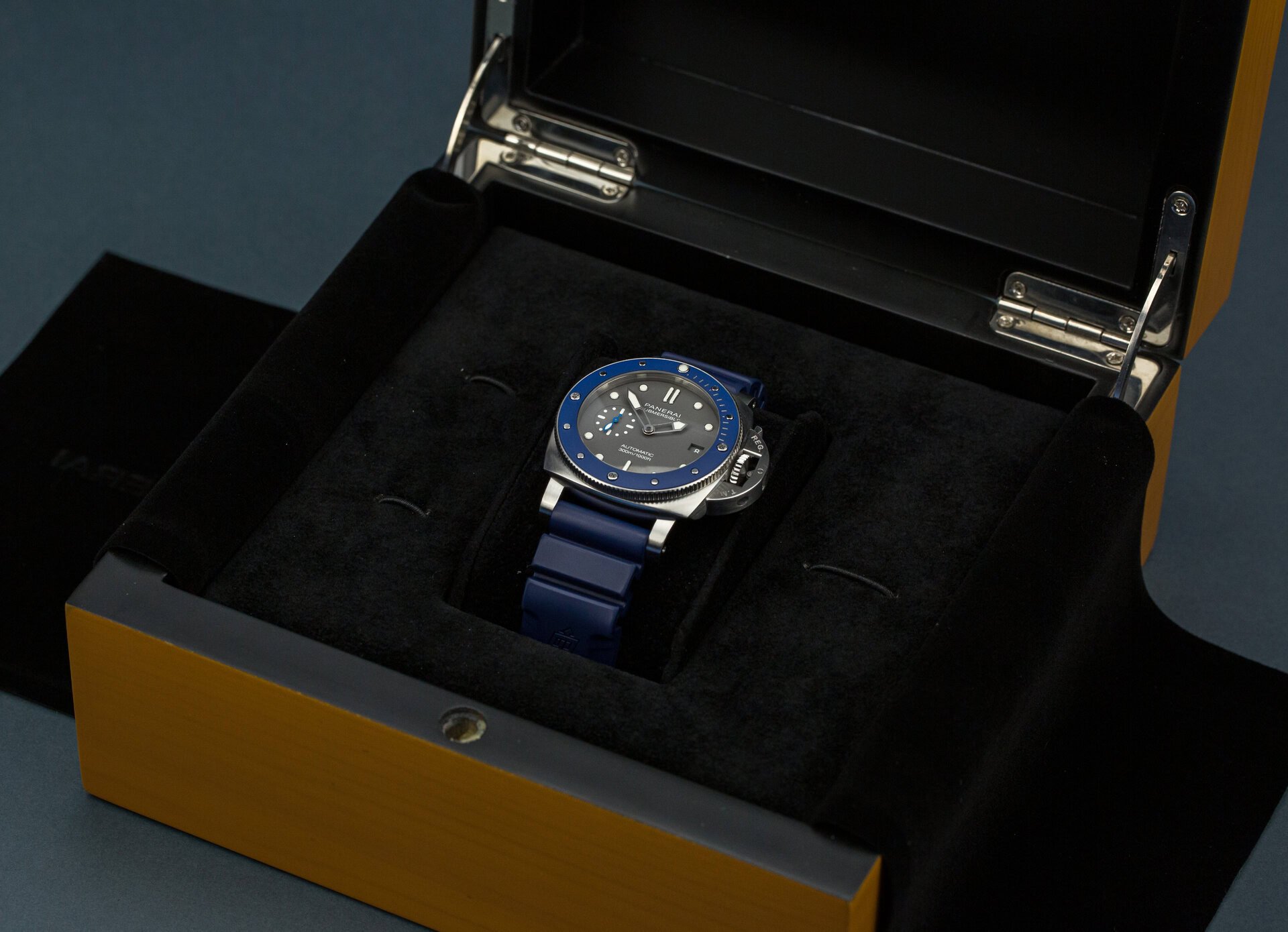 Luminor Submersible Shark Grey Dial & Blue Ceramic - PAM00959 - Image 2