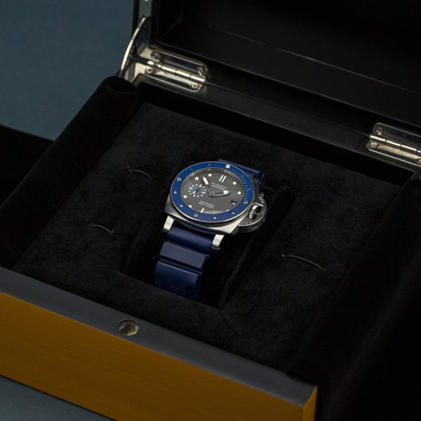 Luminor Submersible Shark Grey Dial & Blue Ceramic - PAM00959 - Image 2
